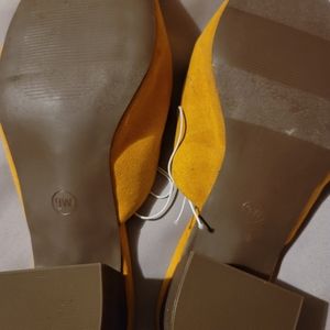 Mustard yellow sandal's